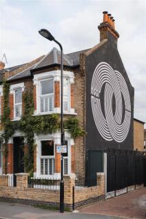 Claude Road, E10