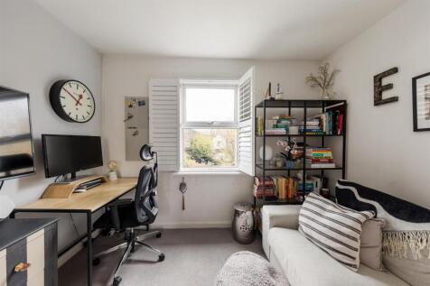 Pretoria Avenue, E17