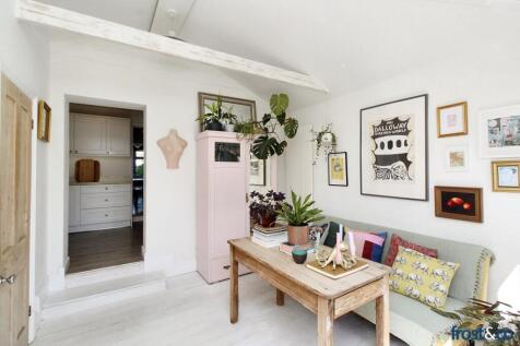 Rear Reception to Kitchen