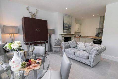 Lounge to Kitchen.