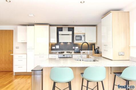 Kitchen and Breakfast Bar