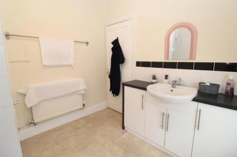 F4 25 NR bathroom 1.1.jpg