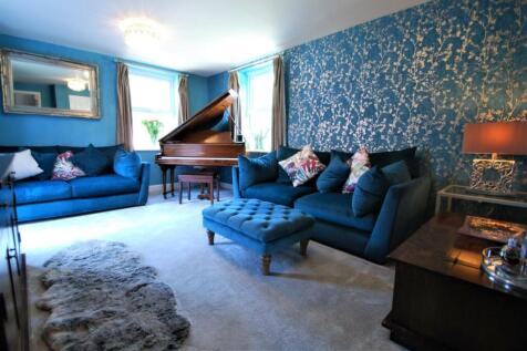 Poppy Road- sitting room 4.JPG