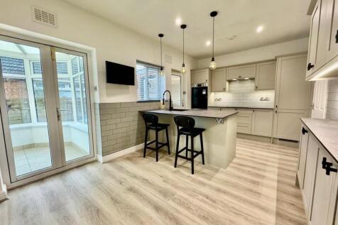 Kitchen 2.jpg