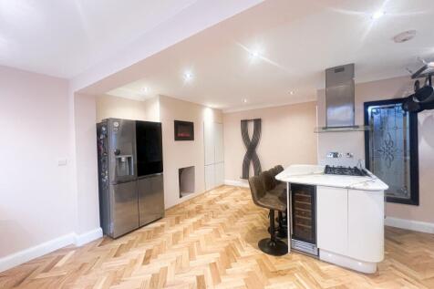 St. Barnabas Rd IG8