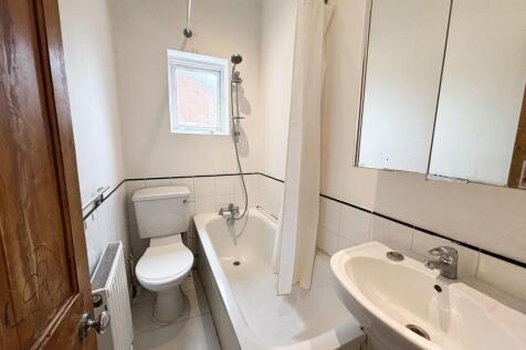 Woodville Rd E18