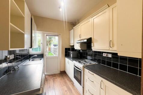 Whalebone Ln North RM6