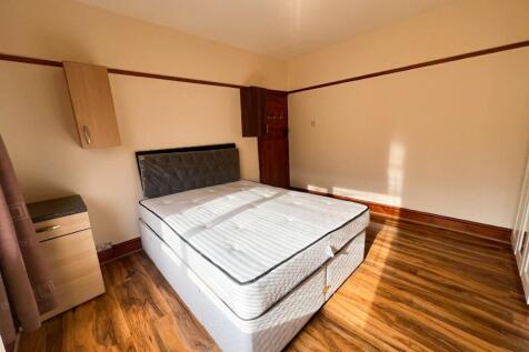 Whalebone Ln North RM6