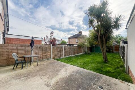 Whalebone Ln North RM6