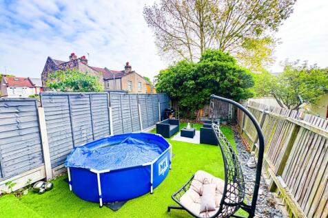 Sheringham Av E15