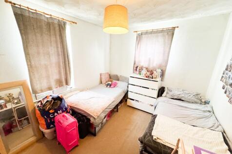 Sheringham Av E15