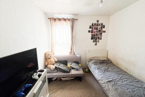 Sheringham Av E15