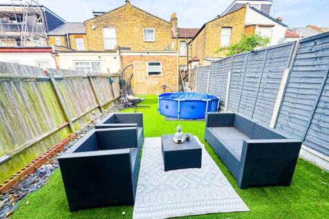 Sheringham Av E15