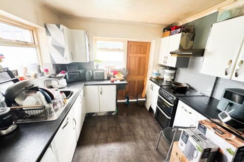 Sheringham Av E15
