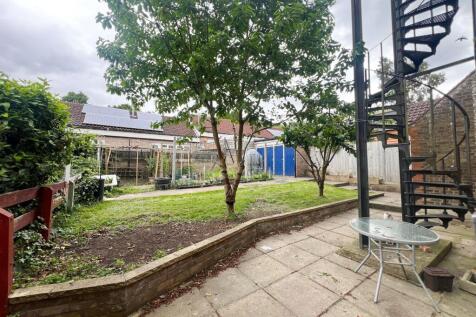 Montalt Rd IG8