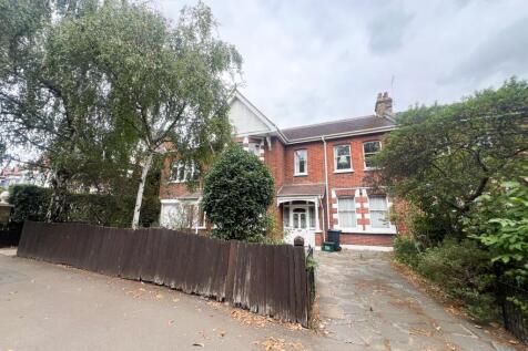 Aldersbrook Rd E12