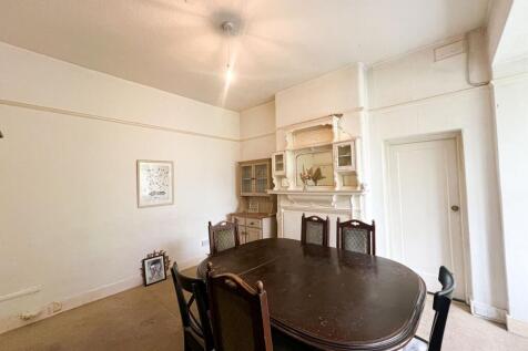 Aldersbrook Rd E12