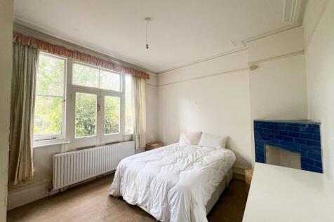 Aldersbrook Rd E12
