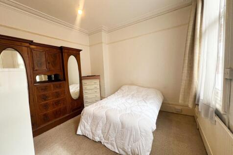 Aldersbrook Rd E12