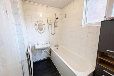 Aldersbrook Rd E12