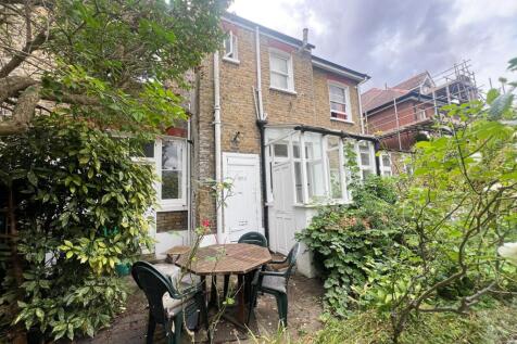 Aldersbrook Rd E12