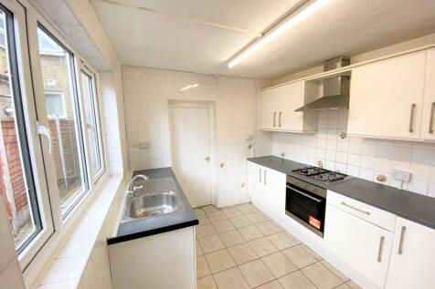Boundary Rd E13