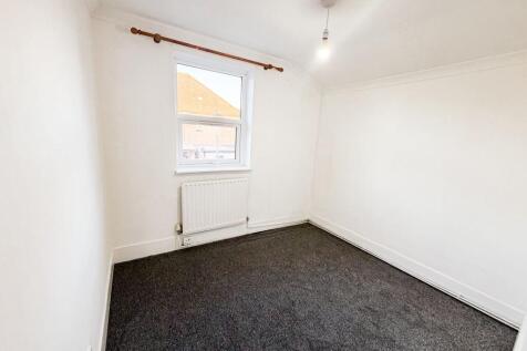 Boundary Rd E13