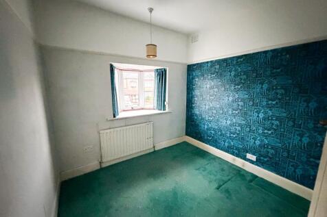 Byron Ave E18