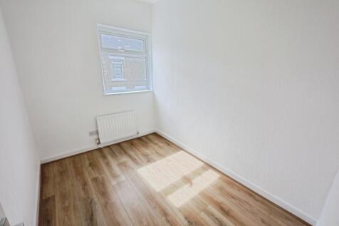pbox-bedroom-329805.JPG