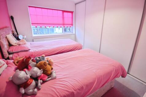pbox-bedroom-327818.JPG