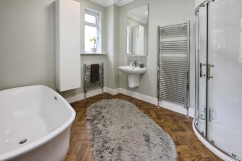 pbox-bathroom-320430.JPG