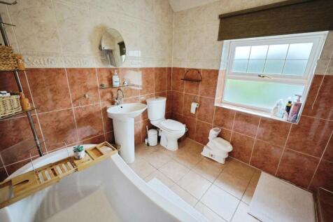 pbox-bathroom-325351.JPG