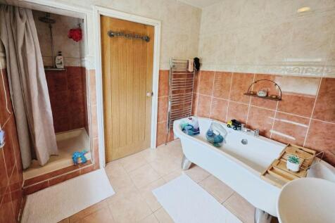 pbox-bathroom-325351.JPG