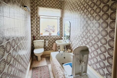 pbox-bathroom-330061.JPG
