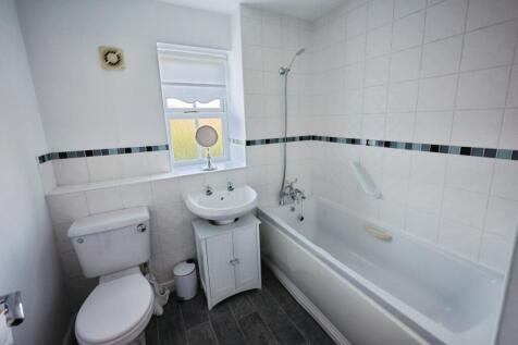 pbox-bathroom-333088.JPG