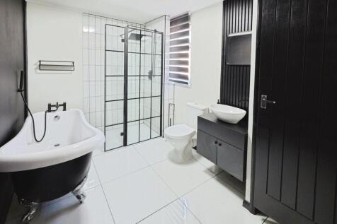 pbox-bathroom-334489.JPG