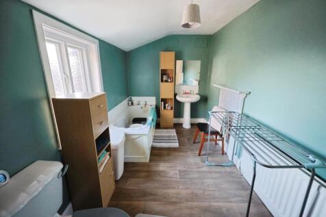 pbox-bathroom-338732.JPG