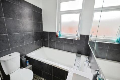 pbox-bathroom-343350.JPG