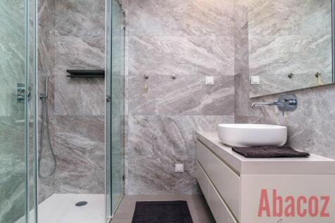 Guest bathroom 1