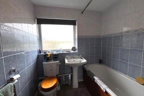73 Richens bathroom 1