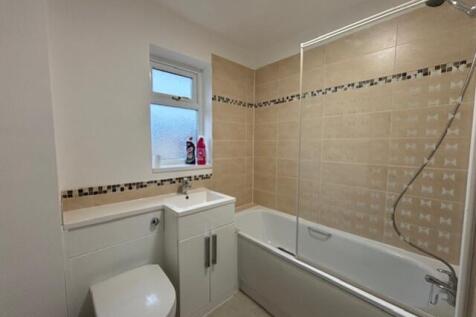 63 Station Road bathroom 2