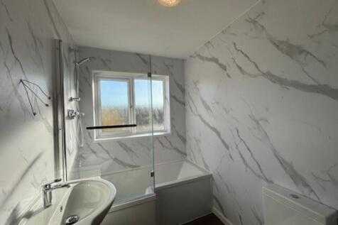 5 Larksfield bathroom 1