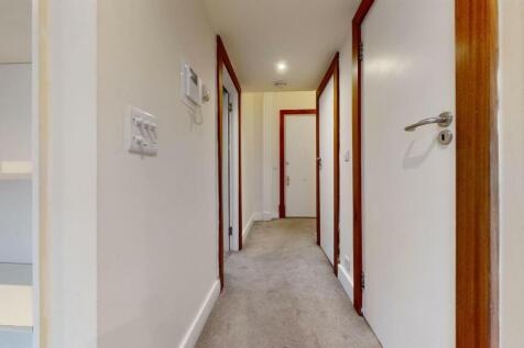 Ft8, 163 Cromwell Rd front hallway.jpg