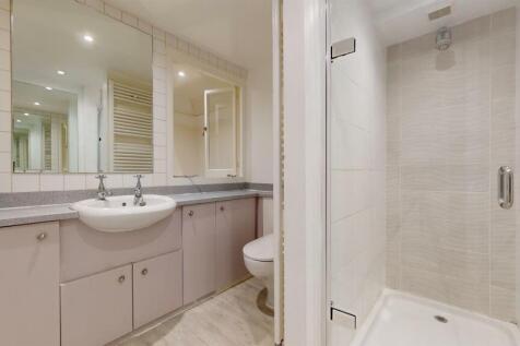 Ft8, 163 Cromwell Rd bathroom2.jpg