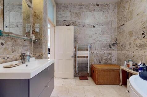 65SMMfamilybathroom3.jpg