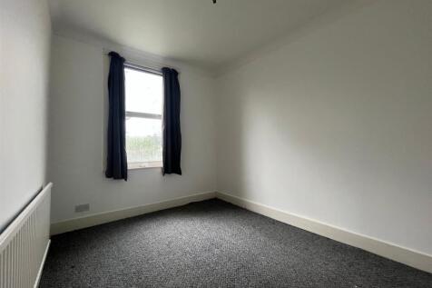 Bedroom 2 (2).jpg