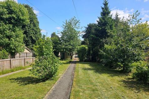 Front garden to driveway