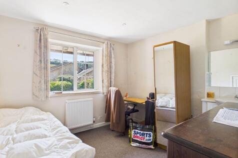 Bedroom (rear)
