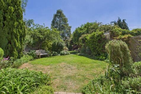 Garden to front