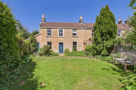 Garden to front